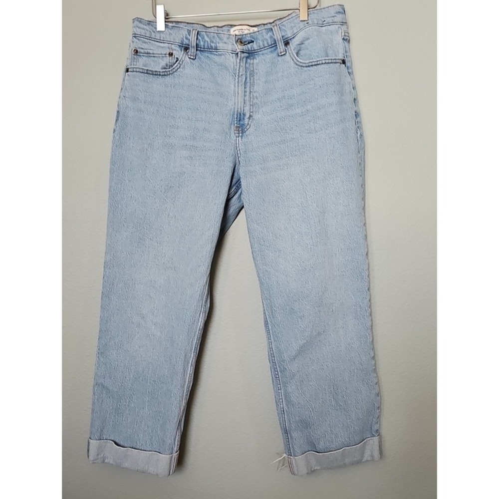 Abercrombie & Fitch Curve Love The Baggy Low Rise Light Wash Jeans Size 32 / 14S